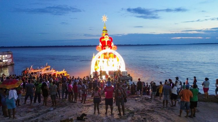 Famílias de comunidades ribeirinhas, localizadas às margens do rio Amazonas, prestigiando a chegada da balsa da programação do “Natal nas Águas” da Prefeitura de Manaus. Fotos – João Viana/Semcom