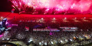 Vista aérea de festa de Réveillon na Ponta Negra com público e queima de fogos. Foto: Divulgação