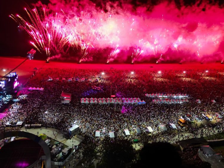 Vista aérea de festa de Réveillon na Ponta Negra com público e queima de fogos. Foto: Divulgação