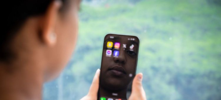 Conectividade digital levará mais oportunidades aos jovens. Foto: Unicef/Raphael Pouget