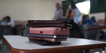 Uso desregulado de celulares no ambiente escolar está associado à intensificação da hiperconectividade, ao aumento das distrações em sala de aula, ao agravamento de problemas de saúde mental e a impactos negativos no clima escolar. Foto: Angelo Miguel/MEC
