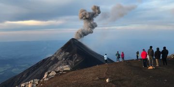 Turistas observam a erupção do vulcão Fuego na Guatemala. Foto: UN News/Jing Zhang