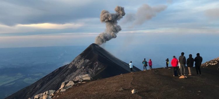 Turistas observam a erupção do vulcão Fuego na Guatemala. Foto: UN News/Jing Zhang