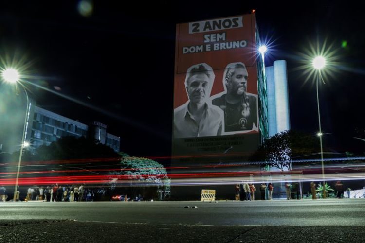 Em memória aos dois anos da morte do indigenista Bruno Pereira e do jornalista Dom Phillips, imagens foram projetadas na parede do ministério dos Direitos Humanos em 2024 Foto: Joédson Alves/Agência Brasil