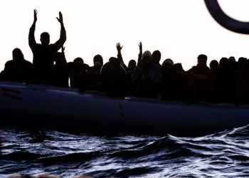 Migrantes que tentaram atravessar o Mediterrâneo rumo à Europa são resgatados no mar (arquivo) Foto: SOS Méditerranée/Fabian Mondi