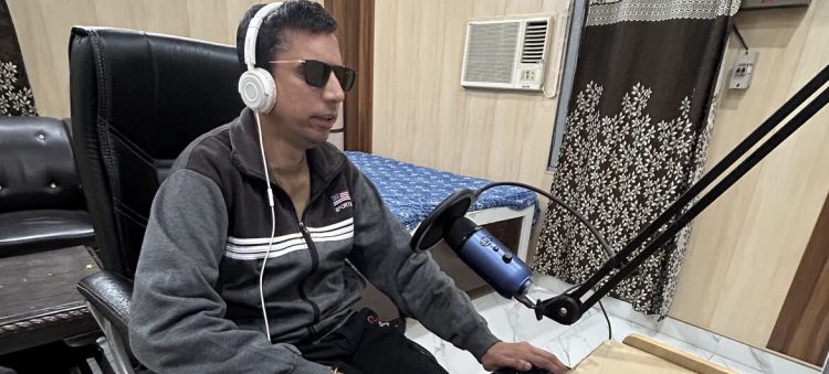 Uma estação de rádio online que dá voz aos deficientes visuais da Índia. Foto: Radio Udaan
