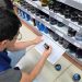 Fiscal da Visa Manaus verifica pomadas em oferta em estabelecimento comercial. Foto: SEMSA