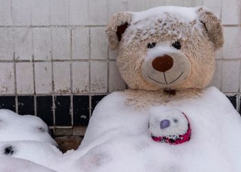 Um urso de pelúcia coberto de neve fora de uma residência de Kiev durante um corte de energia de inverno na Ucrânia. Foto: Unicef/Oleksii Fili