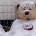 Um urso de pelúcia coberto de neve fora de uma residência de Kiev durante um corte de energia de inverno na Ucrânia. Foto: Unicef/Oleksii Fili
