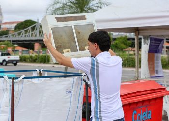 Homem realizando descarte correto de produtos eletroeletrônicos, em coleta seletiva. Foto: Fotos – Antonio Pereira/Semcom