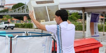 Homem realizando descarte correto de produtos eletroeletrônicos, em coleta seletiva. Foto: Fotos – Antonio Pereira/Semcom