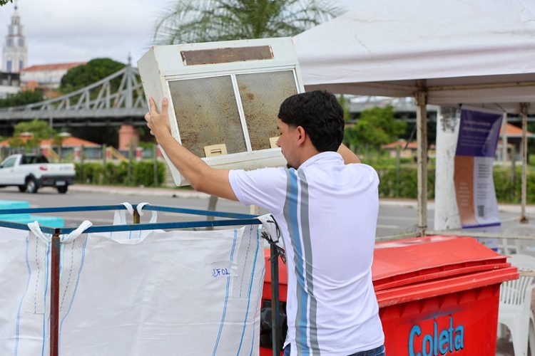 Homem realizando descarte correto de produtos eletroeletrônicos, em coleta seletiva. Foto: Fotos – Antonio Pereira/Semcom