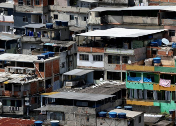 Aglomerado de casas das favelas do Complexo do Alemão, zona norte da cidade. Foto: Tânia Rêgo/Agência Brasil