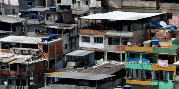 Aglomerado de casas das favelas do Complexo do Alemão, zona norte da cidade. Foto: Tânia Rêgo/Agência Brasil