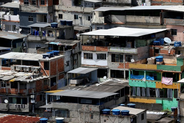 Aglomerado de casas das favelas do Complexo do Alemão, zona norte da cidade. Foto: Tânia Rêgo/Agência Brasil