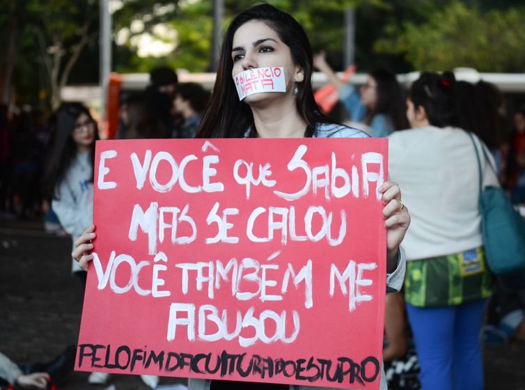 Ato Por Todas Elas reúne mulheres no vão-livre do Museu de Arte de São Paulo, na Avenida Paulista, para mais um protesto contra o estupro Foto de arquivo: Rovena Rosa/Agência Brasil