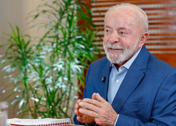 Lula, em entrevista à TV Cidade, no Ceará: “Estamos com a Polícia Federal, com todos os Procons dos estados, fiscalizando e essa fiscalização está ativa. A minha ordem é para a estrada, é no posto de gasolina e na distribuidora, porque a Petrobras baixa o preço, mas não chega na bomba. Estamos tomando a atitude de reduzir impostos". Foto: Ricardo Stuckert/Secom-PR