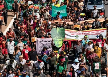 Indígenas de todo o país marcham em Brasília em defesa de seus direitos - Foto: Fabio Rodrigues-Pozzebom/Agência Brasil