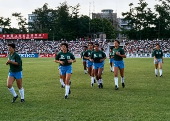 Primeira seleção feminina brasileira em aquecimento antes de partida no  Torneio Experimental da Fifa (1988), na China - Acervo Museu do Futebol/Divulgação