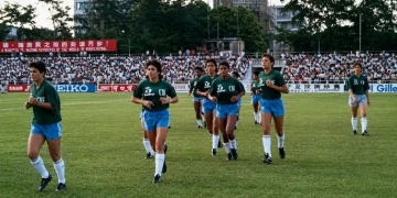 Primeira seleção feminina brasileira em aquecimento antes de partida no  Torneio Experimental da Fifa (1988), na China - Acervo Museu do Futebol/Divulgação