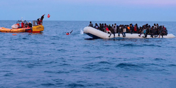2025 foi marcado por um cenário sem precedentes de cortes orçamentários na assistência humanitária. Foto: © SOS Méditerranée/Fabian Mondi