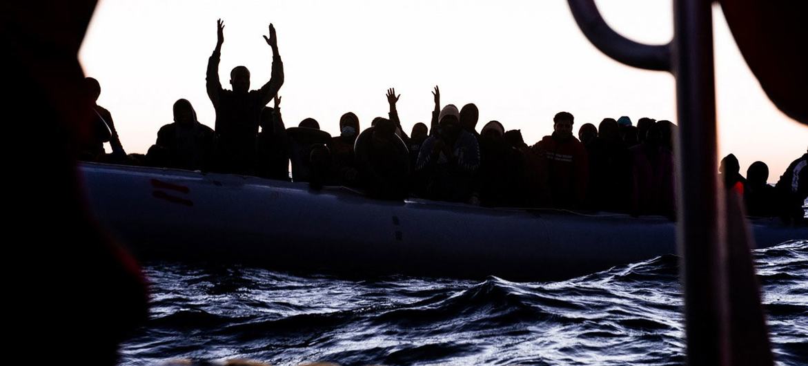Agências internacionais atualizam regras de salvamento de migrantes no mar