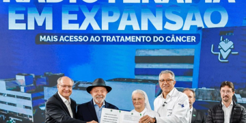 Durante o ato de entrega de equipamento de radioterapia no Hospital Santa Marcelina, Lula também informou que, até o fim do ano, 150 carretas do Agora Tem Especialistas vão rodar pelo Brasil. Foto: Ricardo Stuckert / PR