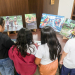 Alunos vendo exposição de desenhos. Foto: Fotos – Eliton Santos/ Semed