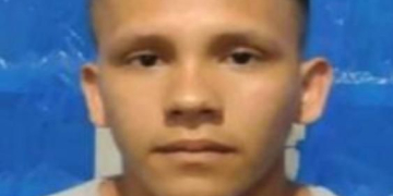 A Polícia Civil do Amazonas (PC-AM), por meio da Delegacia Interativa de Polícia (DIP) de Tefé, (a 523 quilômetros de Manaus), divulga a imagem de Jael de Souza Franquelino, conhecido como “Loirinho”, suspeito de envolvimento em crimes patrimoniais no município.
De acordo com o delegado Renato Ferraz, o suspeito é apontado como autor de uma série de furtos e roubos registrados em diferentes bairros de Tefé, sendo considerado foragido da Justiça.
“Em um dos casos, no dia 28 de maio, ele teria praticado um roubo contra uma mulher grávida, ocasião em que, segundo apuração, invadiu a residência da vítima e, mediante grave ameaça com o uso de arma branca, exigiu a entrega de pertences, causando intenso abalo emocional”, explicou o delegado.
Colaboração
A PC-AM solicita a quem tenha quaisquer informações sobre o paradeiro de Jael de Souza Franquelino entre em contato pelos números (92) 98426-1022, disque-denúncia da unidade policial; 197 e (92) 3667-7575, da PC-AM; ou pelo 181, da Secretaria de Segurança Pública do Amazonas (SSP-AM). A identidade do informante será mantida em sigilo.