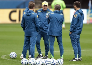 Técnico Carlo Ancelotti durante treino da Seleção Brasileira de Futebol, na Neo Quimica Arena, antes do jogo contra o Paraguai pelas eliminatórias da Copa do Mundo 2026. Foto: Paulo PintoAgência Brasil