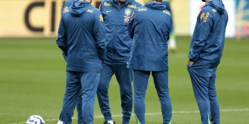 Técnico Carlo Ancelotti durante treino da Seleção Brasileira de Futebol, na Neo Quimica Arena, antes do jogo contra o Paraguai pelas eliminatórias da Copa do Mundo 2026. Foto: Paulo PintoAgência Brasil