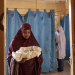 Uma mulher segura um bebê recém-nascido dentro da ala de trabalho de parto de um hospital no estado de Sokoto, Nigéria. Foto: UNICEF/David Boman