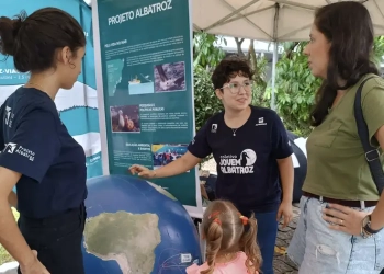 Ação de conscientização de participantes do Projeto Albatroz. Projeto Albatroz/Divulgação Projeto Albatroz/Divulgação