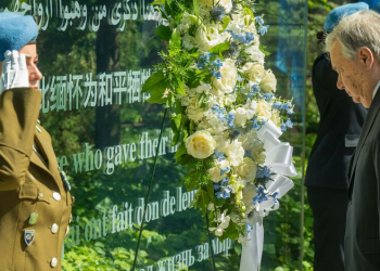 O secretário-Geral António Guterres participa da cerimônia de deposição de coroa de flores em homenagem aos soldados da paz falecidos no Memorial dos Soldados da Paz, na sede da ONU. Foto: ONU/ Mark Garten