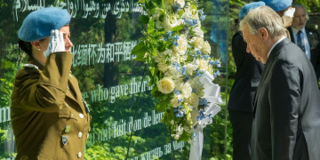 O secretário-Geral António Guterres participa da cerimônia de deposição de coroa de flores em homenagem aos soldados da paz falecidos no Memorial dos Soldados da Paz, na sede da ONU. Foto: ONU/ Mark Garten