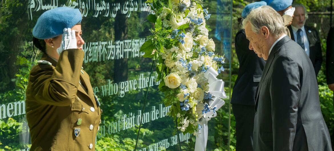 O secretário-Geral António Guterres participa da cerimônia de deposição de coroa de flores em homenagem aos soldados da paz falecidos no Memorial dos Soldados da Paz, na sede da ONU. Foto: ONU/ Mark Garten