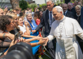 Sua Santidade o Papa Leão XIV interage com funcionários durante sua visita à sede do Programa Mundial de Alimentos em Roma, Itália. Foto: © WFP/Giulio d'Adamo