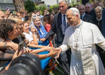 Sua Santidade o Papa Leão XIV interage com funcionários durante sua visita à sede do Programa Mundial de Alimentos em Roma, Itália. Foto: © WFP/Giulio d'Adamo