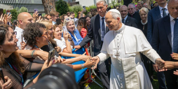 Sua Santidade o Papa Leão XIV interage com funcionários durante sua visita à sede do Programa Mundial de Alimentos em Roma, Itália. Foto: © WFP/Giulio d'Adamo
