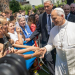 Sua Santidade o Papa Leão XIV interage com funcionários durante sua visita à sede do Programa Mundial de Alimentos em Roma, Itália. Foto: © WFP/Giulio d'Adamo