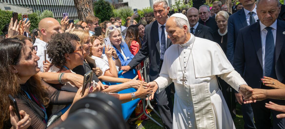 Sua Santidade o Papa Leão XIV interage com funcionários durante sua visita à sede do Programa Mundial de Alimentos em Roma, Itália. Foto: © WFP/Giulio d'Adamo