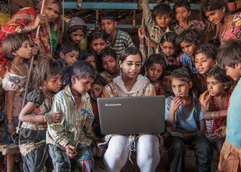 Apesar dos avanços em muitas frentes, muitas comunidades ao redor do mundo ainda não conseguem usufruir dos benefícios das tecnologias digitais. Foto: ONU/Chetan Soni