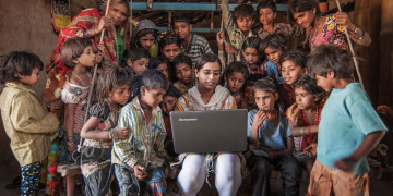 Apesar dos avanços em muitas frentes, muitas comunidades ao redor do mundo ainda não conseguem usufruir dos benefícios das tecnologias digitais. Foto: ONU/Chetan Soni