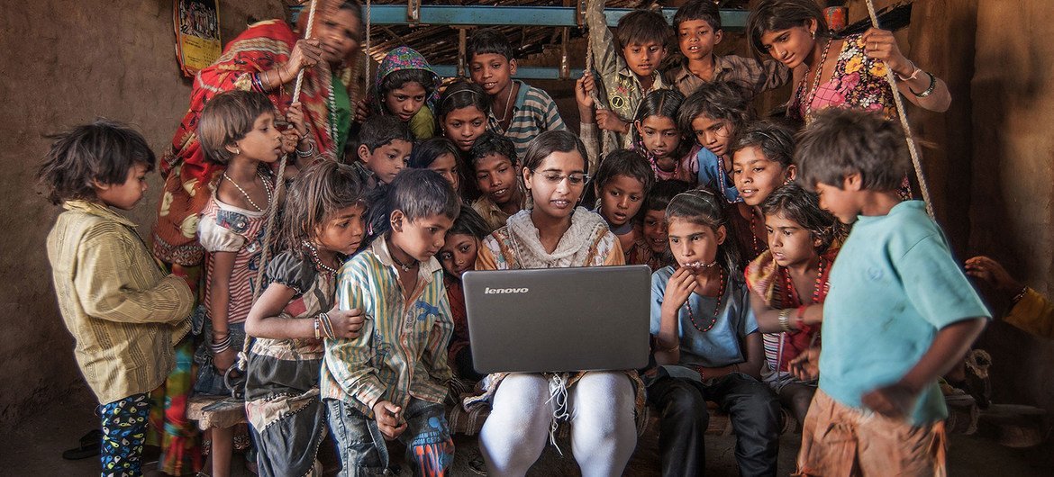 Apesar dos avanços em muitas frentes, muitas comunidades ao redor do mundo ainda não conseguem usufruir dos benefícios das tecnologias digitais. Foto: ONU/Chetan Soni