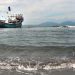 Um barco que transportou refugiados rohingya através do Mar de Andaman está ancorado ao largo da costa, após os refugiados desembarcarem em uma praia em Aceh, Indonésia, em 8 de janeiro de 2023. Foto: Acnur/ Kenzie Eagan