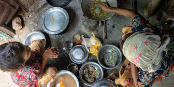 As famílias em Mianmar foram duramente atingidas pela alta dos preços, com as mais vulneráveis enfrentando dificuldades para suprir suas necessidades diárias. Foto: WFP/Htet Oo Linn