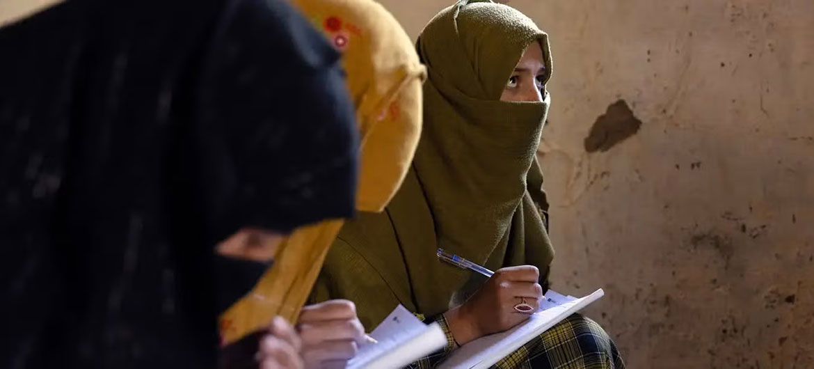 Four years since the Taliban takeover in Afghanistan, waves of directives have stripped Afghan women and girls of their rights and dignity. These restrictions are not temporary; not one has been reversed.
© ONU Mulheres/Sayed Habib Bidell