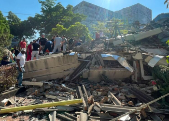 Pessoas observam os escombros de um prédio que desabou em Cali, Colômbia, após um terremoto. Valentina Escobar Salazar Um prédio em Cali, na Colômbia, ficou em ruínas após um terremoto de magnitude 7,4. Foto: Valentina Escobar Salazar
