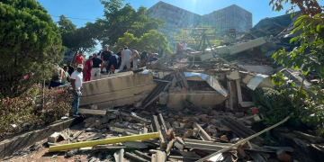 Pessoas observam os escombros de um prédio que desabou em Cali, Colômbia, após um terremoto. Valentina Escobar Salazar Um prédio em Cali, na Colômbia, ficou em ruínas após um terremoto de magnitude 7,4. Foto: Valentina Escobar Salazar