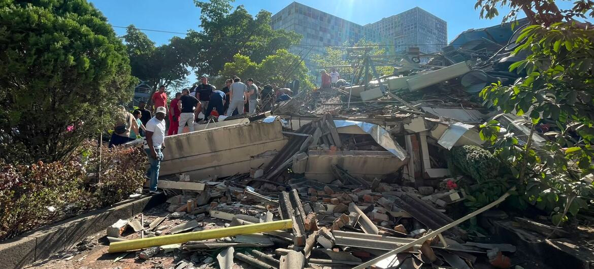 Pessoas observam os escombros de um prédio que desabou em Cali, Colômbia, após um terremoto. Valentina Escobar Salazar Um prédio em Cali, na Colômbia, ficou em ruínas após um terremoto de magnitude 7,4. Foto: Valentina Escobar Salazar